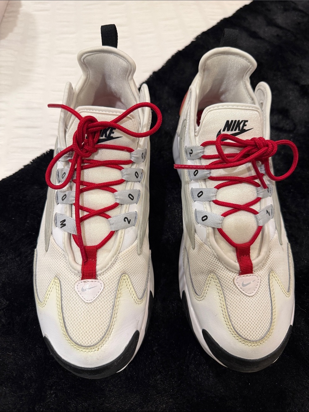 Nike women’s White Zoom 2000